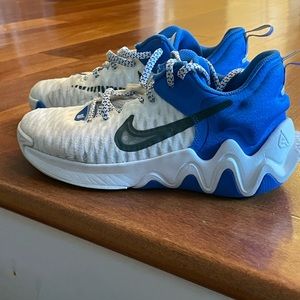 - Big boys size 4 Nike Giannis Antetokounmpo basketball shoes. Like new